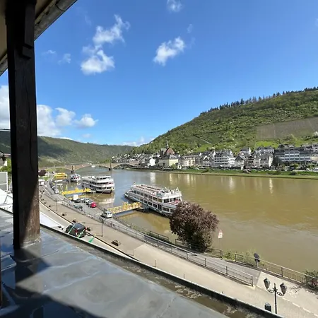 Attic With Mosel River View - 3rd Floor アパート